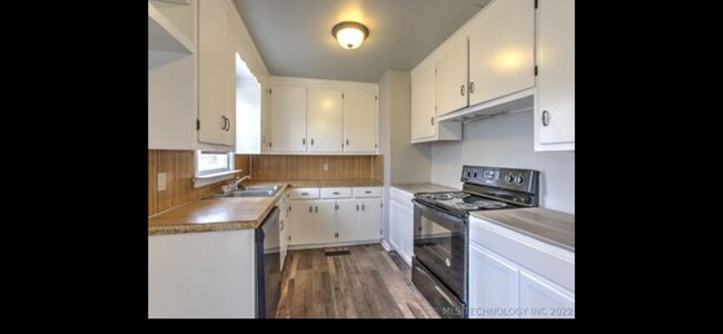 Building Photo - 925 E Thompson Ave