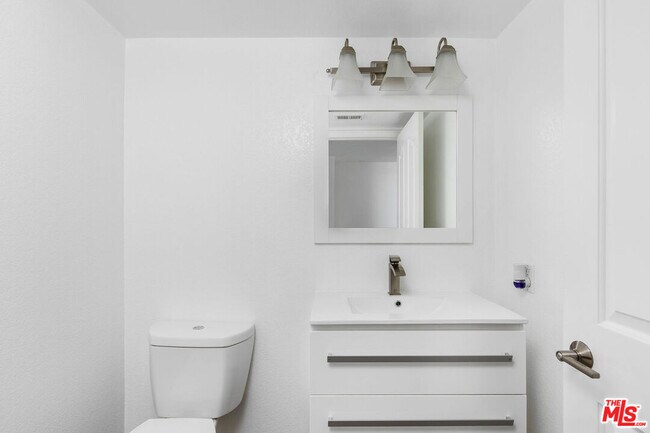 Building Photo - 9800 Vidor Dr