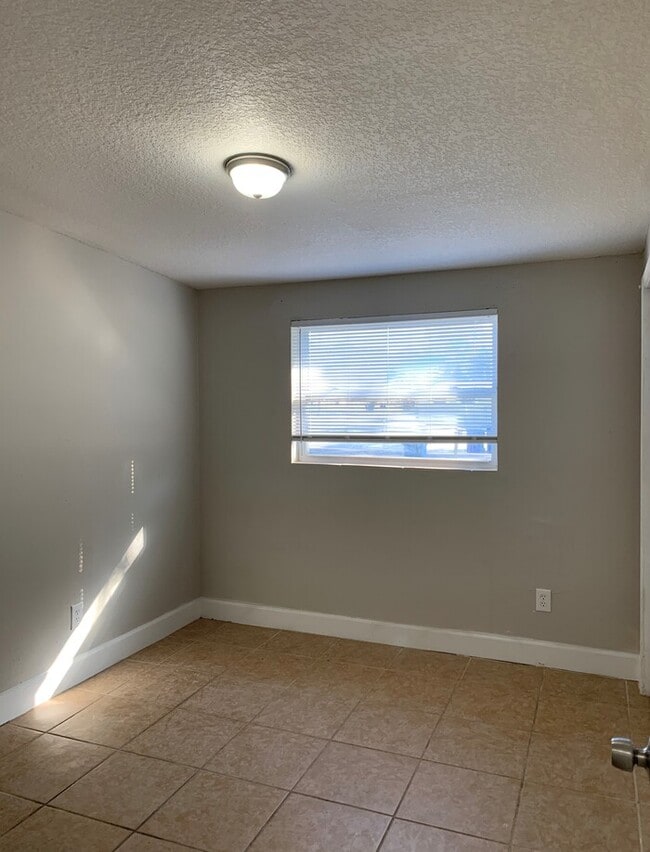 Building Photo - Spacious 4-Bedroom, 2-Bath Home with Fence...