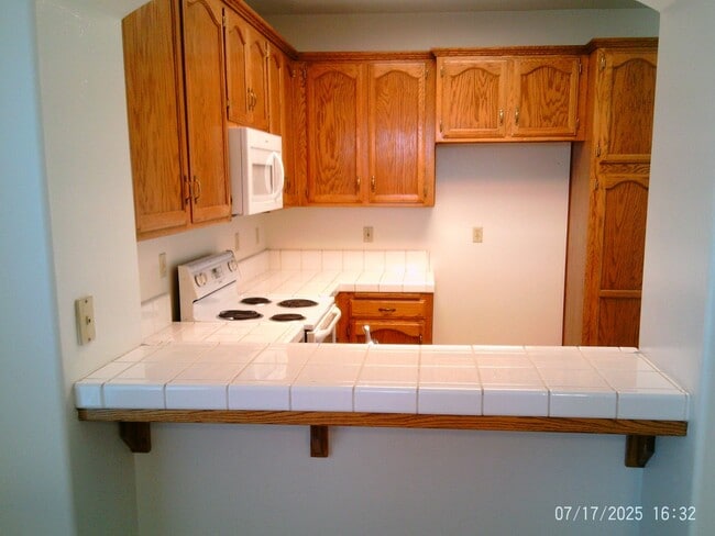 Building Photo - NORTHWEST CUTIE !  NEW PAINT AND FLOORING!!!