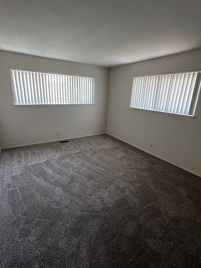 Building Photo - UPDATED 2 BEDROOM, TWO STORY DUPLEX!!