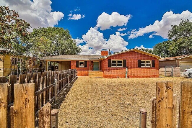 Building Photo - Come check out this great 3 bedroom 2 bathroom house located near Texas Tech!