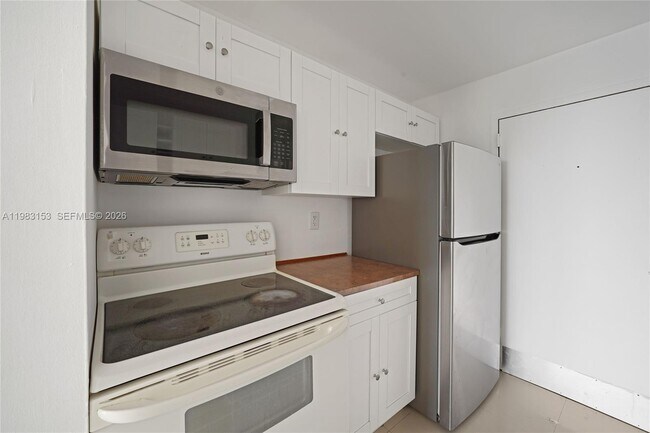 Building Photo - 2000 NE 135th St