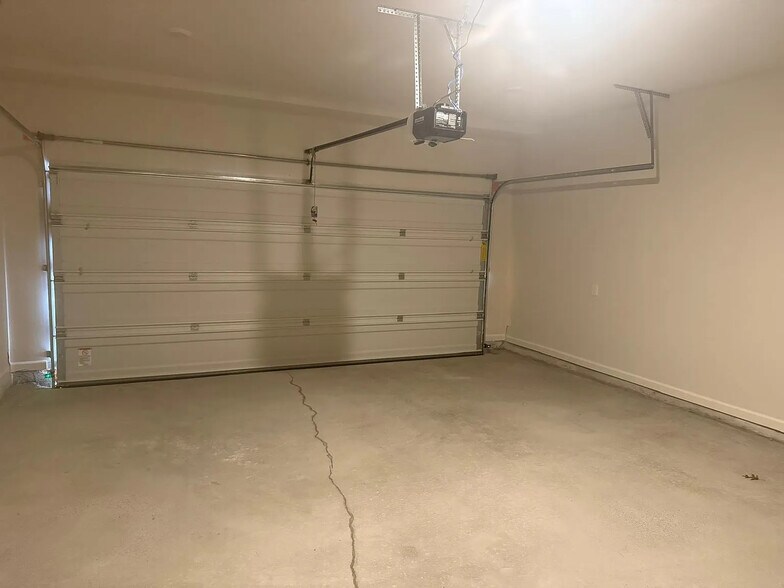 Building Photo - Room in Townhome on Poppy Ct