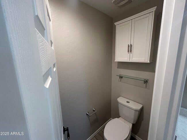 Building Photo - 25930 N Thornhill Dr