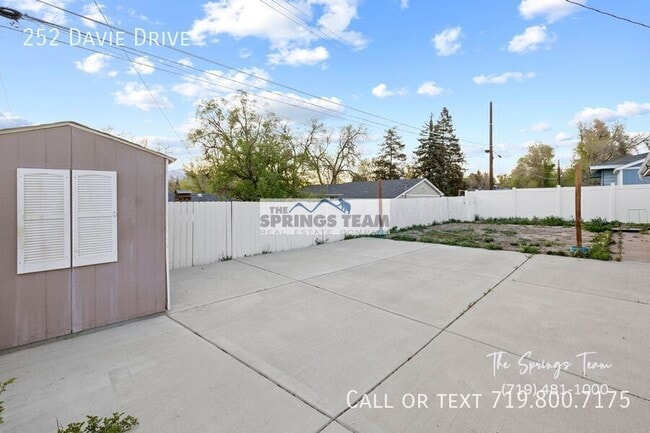 Building Photo - 252 Davie Dr