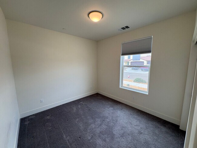 Building Photo - SE Visalia home Rent Ready!