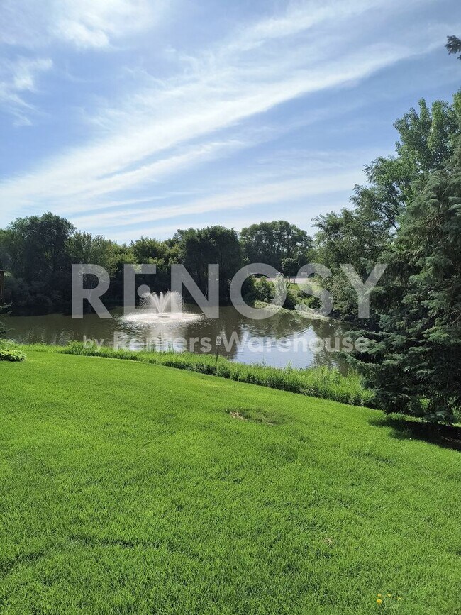 Building Photo - 4BD/3.5BA Townhome in Apple Valley Available Now!