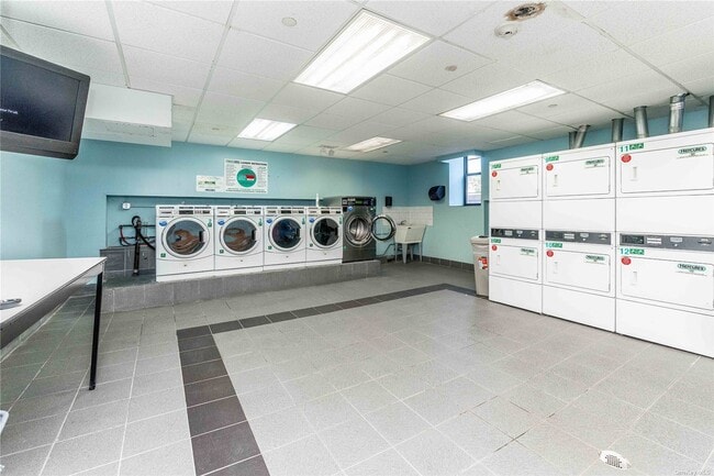 Building Photo - 25 W Broadway