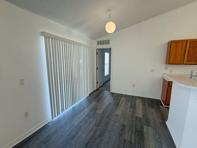 Building Photo - Beautiful 3 Bedroom, 2 Bathroom Home with Upgrades Throughout