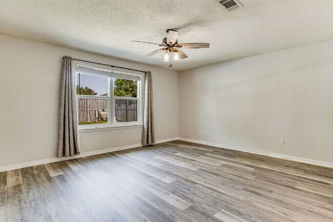 Building Photo - Welcome to your dream home! This stunning 4-bedroom, 3-bathroom residence is perfectly situated n...