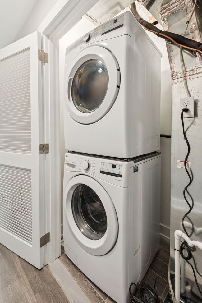 Building Photo - Chic 2-Bedroom Rental with Stunning Rooftop Deck & Modern Amenities in West Kensington!