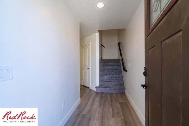 Building Photo - 4 Bed/2.5 Bath Townhome in Desert Bluff!