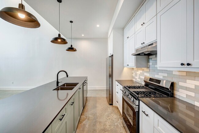 Building Photo - 1717 Airline Dr