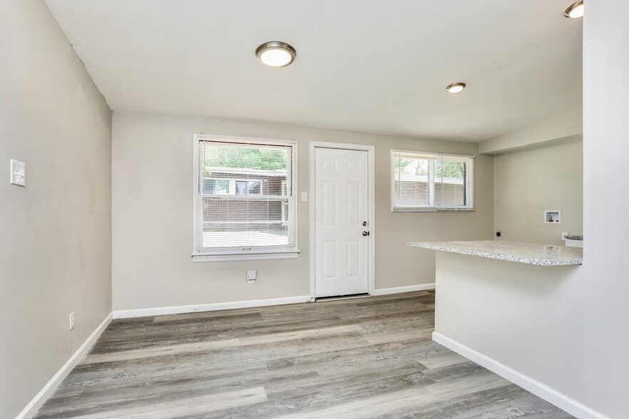 Building Photo - 830 St Anthony Ln