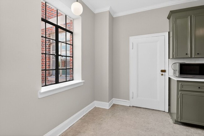 Building Photo - Absolutely stunning penthouse level unit in the historic Poplar building in Charlotte's tree line...