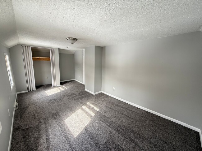 Building Photo - 2026 Renovation – Clean, Updated 2-Bedroom Near Shopping & Highways