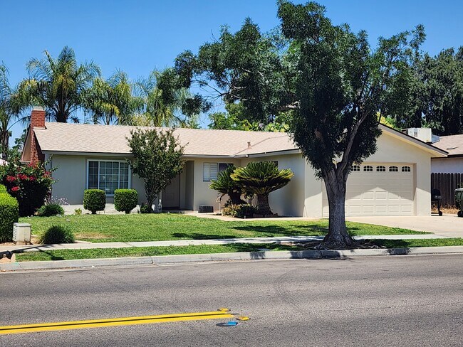 Building Photo - 1666 E Sierra Ave