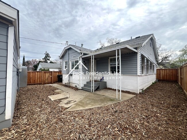 Building Photo - Charming Tahoe Park 2bd/1ba House