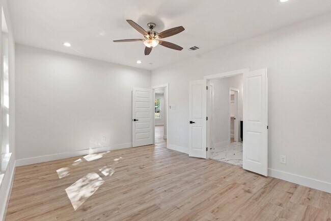 Building Photo - 150 Bandera Cir