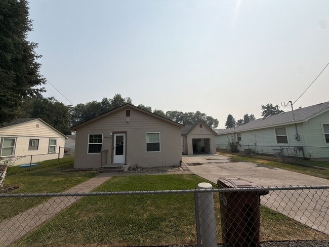 Building Photo - Freshly remodeled 3br 1ba, garage, LVP Flooring throughout.