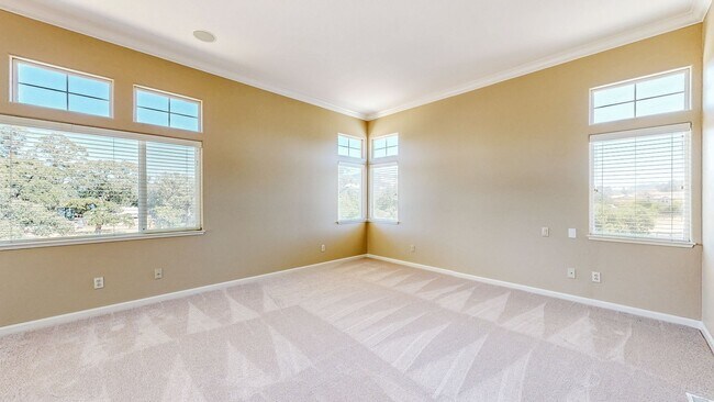 Building Photo - Gorgeous Home with private yards, large de...