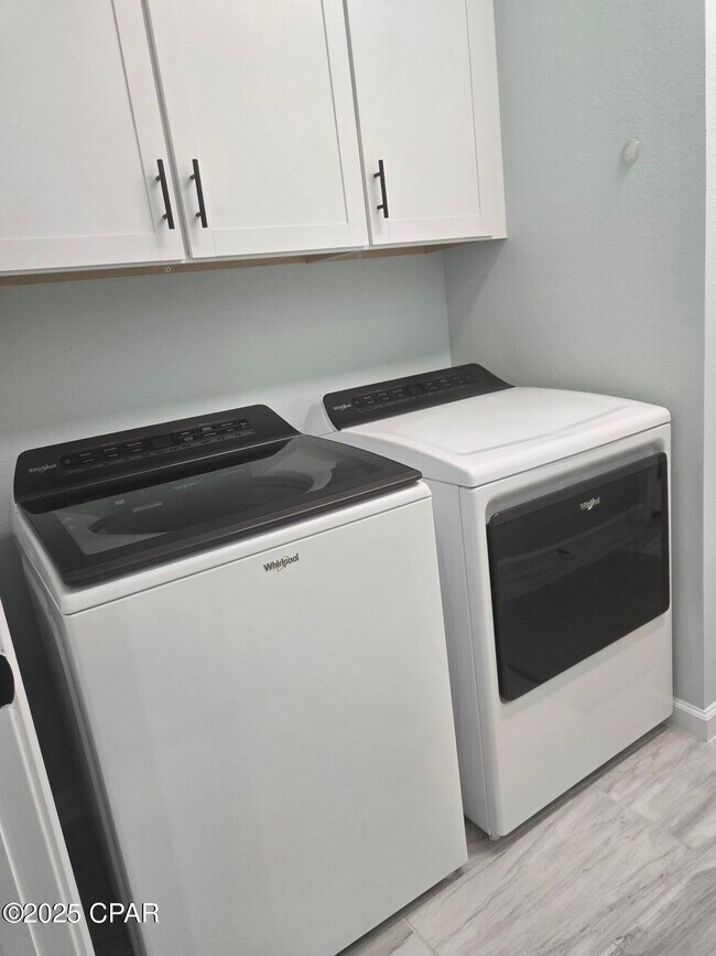 Building Photo - 8676 Weekend Dr