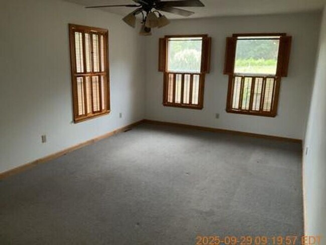Building Photo - Spacious Home in Leesville