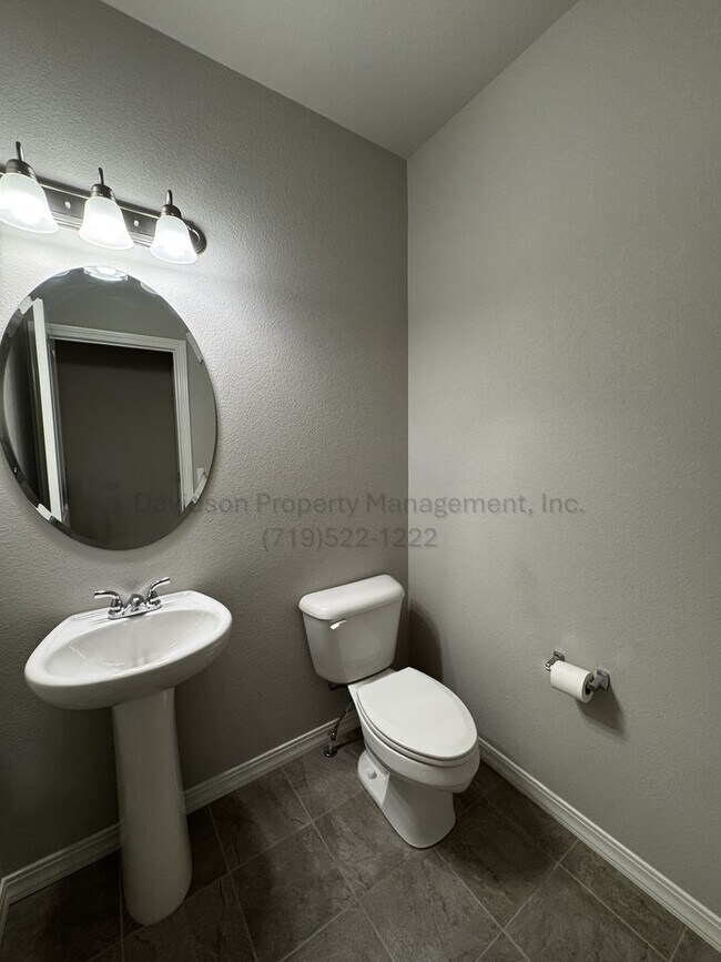 Building Photo - 6227 Lenexa Grv