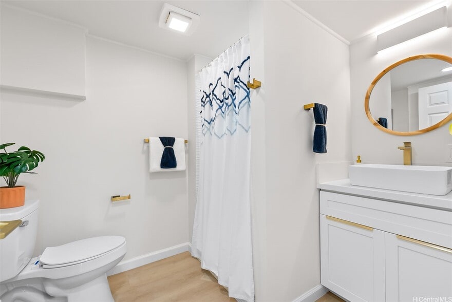 Building Photo - 1570 Ohu St