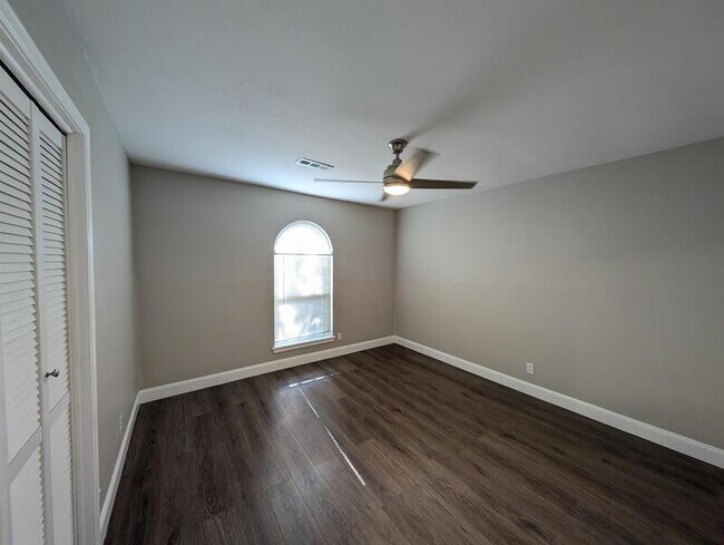 Building Photo - 1604 S Redbud Pl