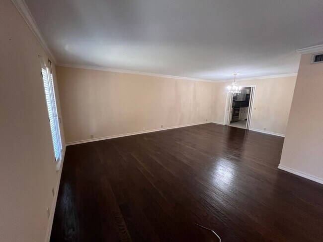 Building Photo - Townhome