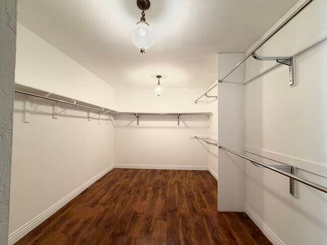 Building Photo - 3174 Bel Air Dr
