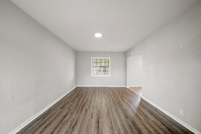 Building Photo - 1723 W 5th St