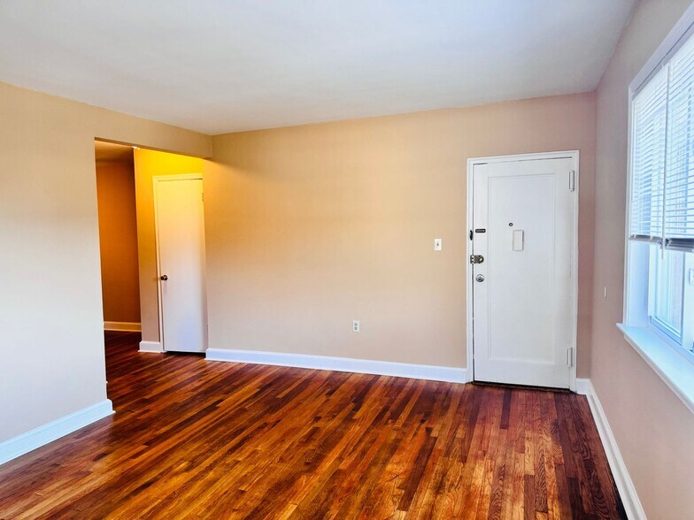 Building Photo - 8805 Plymouth St