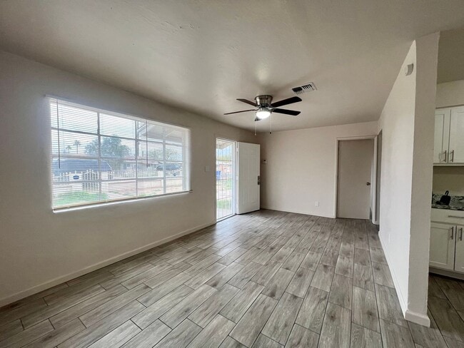 Building Photo - Bright & Comfortable Living in Prime Phoenix Location