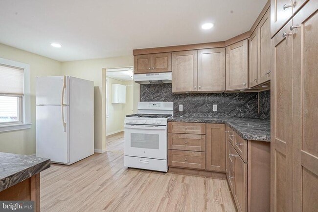 Building Photo - 19 E Millbrooke Ave