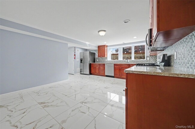 Building Photo - 635 E Lincoln Ave