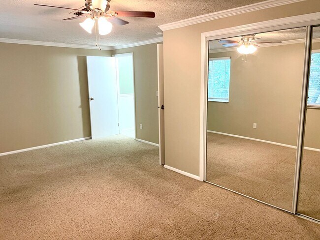 Building Photo - Welcome to this charming 3-bedroom, 2.5-ba...