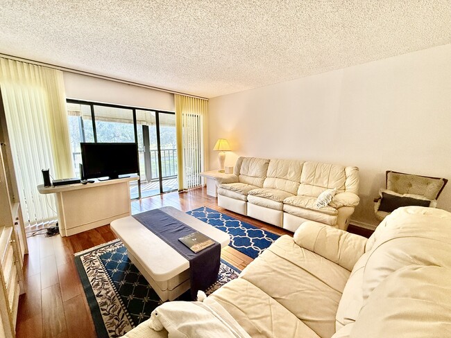 Building Photo - 2900 Cove Cay Dr