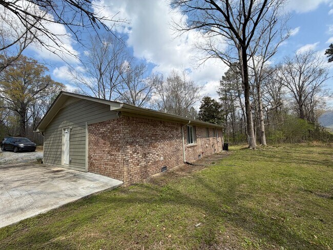 Building Photo - Charming 4/2.5 House in Armuchee- $1,995