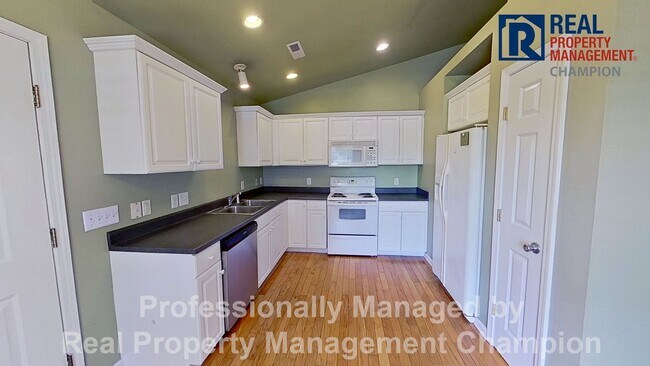 Building Photo - 3 BD/2BA in Azalea Trace - Students Welcome