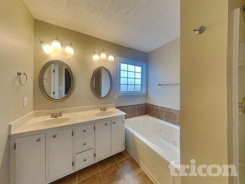 Building Photo - 1457 Mutual Dr