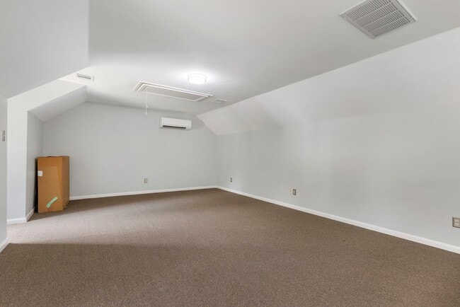 Building Photo - 6 E Cottage Green St