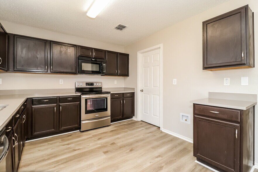 Building Photo - 631 Silvertop Rd