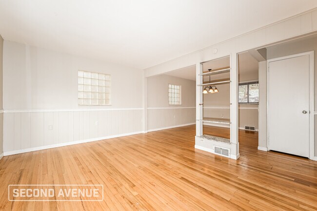 Building Photo - 2015 Plainview Ave