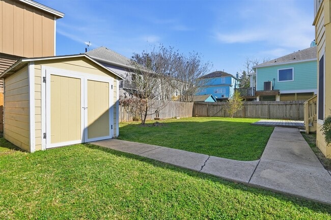 Building Photo - 818 Cedar Rd