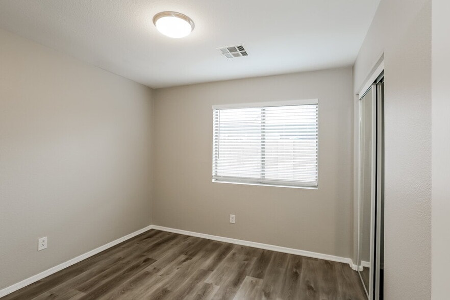 Building Photo - 1079 E Yuma Ave