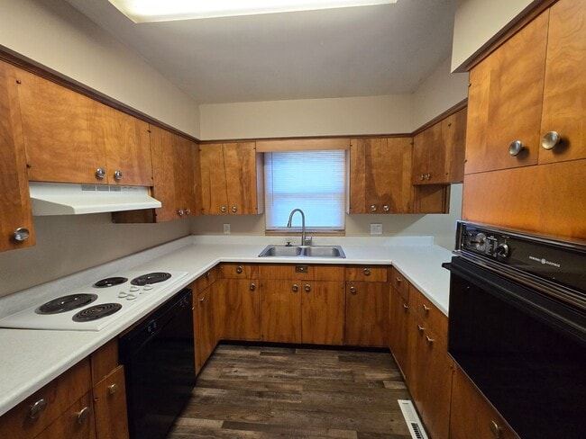 Building Photo - Remodeled 3-4 Br, 2 Bath Ranch style home, fenced in yard, garage, patio, full basement