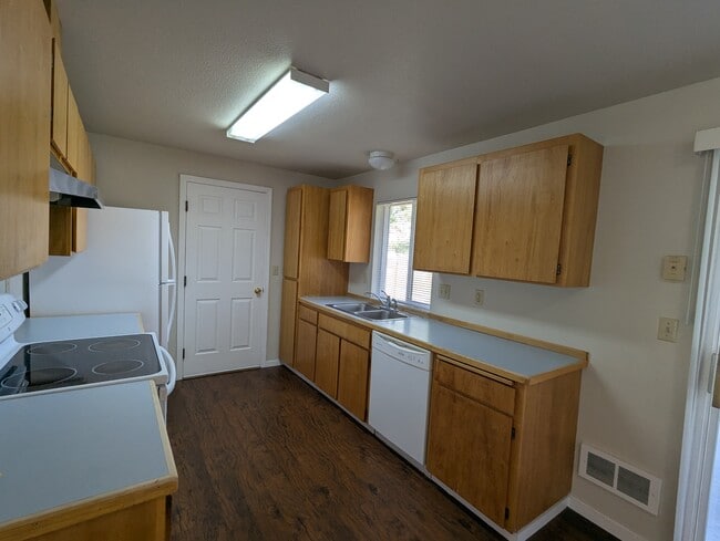 Building Photo - 61862 Avonlea Cir